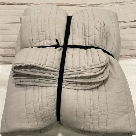Reversible Quilt & Sham Set - Stone Cottage - like new!